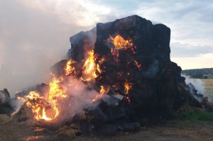 Požiar stohu lisovanej slamy za obcou Vrádište na Záhorí