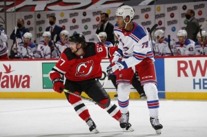 Marian Studenic z New Jersey Devils v súboji s hráčom New York Rangers K&#039;Andre Millerom.