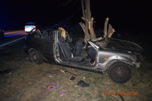 FOTO: 21- ročný vodič z okresu Malacky neprežil náraz do stromu