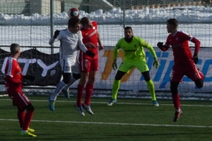 Roman Haša (v bielom) v hlavičkovom súboji s s bývalým kapitánom FK Senica Petrom Pavlíkom (Zbrojovka Brno).