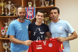 Nová posila FK Senica Jean Deretti (v strede), vľavo asistent Lucas Gatti, vpravo tréner Frederico Ricardo.