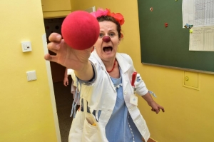 Klauni z OZ Červený nos na detskom oddelení v myjavskej nemocnici / fotky: Róbert Fritz