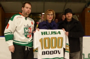 Martin Hujsa si pred stretnutím prebral dres so symbolickým číslom 1000 za počet získaných kanadských bodov v kariére.
