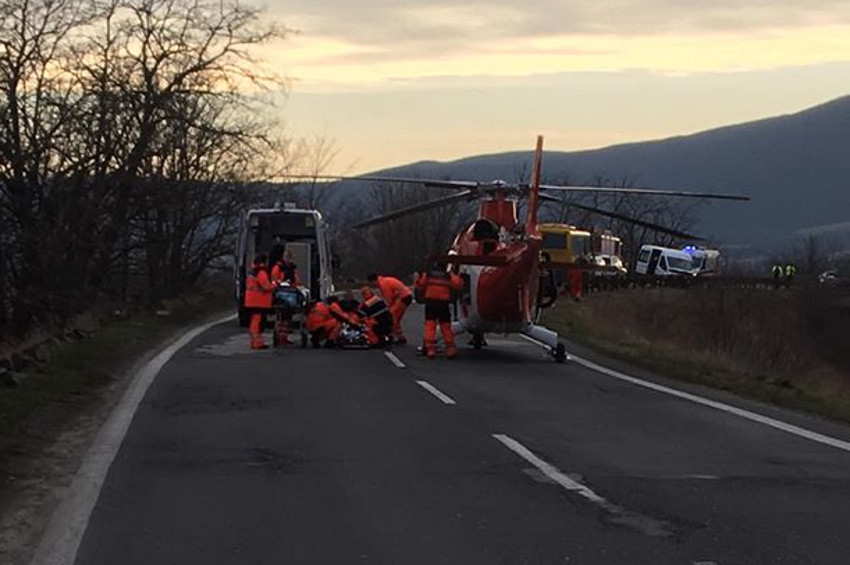 Aktualizované: Nehodu na ceste Sološnica - Rohožník neprežila 21-ročná vodička, jej 20-ročná spolujazdkyňa utrpela ťažké zranenia