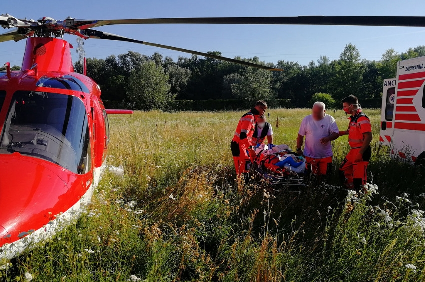 Po nehode pri Perneku zomrela po leteckom prevoze 36-ročná žena