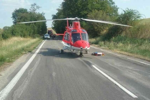Autonehoda pri obci Radošovce prinútila k zásahu aj vrtuľník / fotky: zdroj- MINV