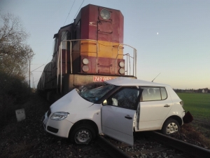 FOTO: V katastri obce Čáry sa zrazil vlak s osobným autom, zasahoval aj vrtuľník