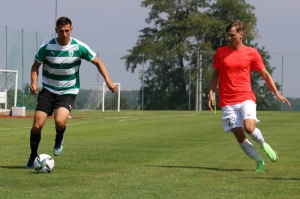 Strelec jediného gólu stretnutia Daniel Šebesta (vľavo) v súboji s domácim hráčom Davidom Melišom v stretnutí FC Rohožník - MFK Skalica 0:1