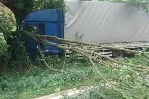 Dopravná nehoda nákladného auta - Brezová pod Bradlom