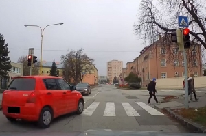 Vodič sa rozhodol prejsť na červenú pred priechodom pre chodcov