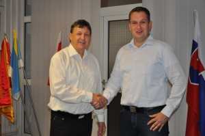 Končiaci primátor mesta Senica Branislav Grimm (vľavo)  a budúci Martin Džačovský.