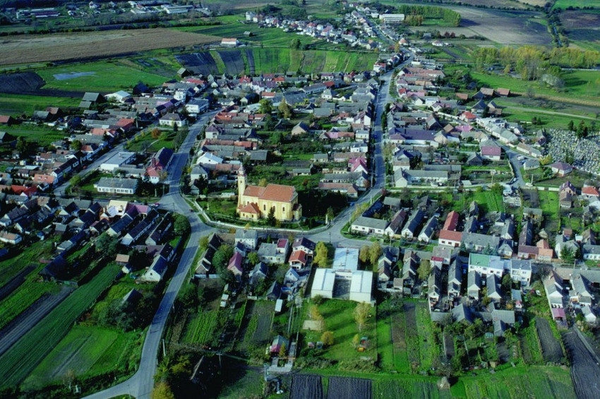 Letecká snímka obce Láb