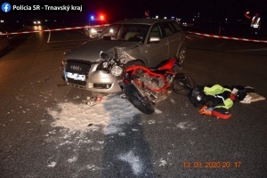 FOTO: Na ceste z Holíča do Skalice zvalcoval vodič auta motocyklistu