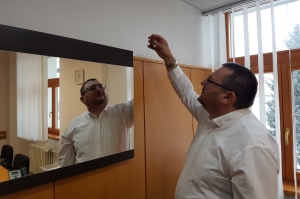 Viceprimátor Skalice Milan Roman našiel odpočúvacie zariadenie za zrkadlom vo svojej pracovni na mestskom úrade.