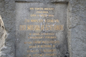 Pomník M.R.Štefánika        / fotky: wikipedia.org