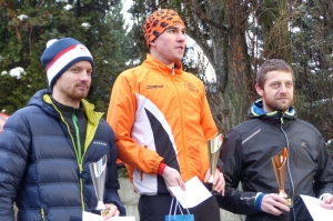 Najrýchlejší traja v hlavnej kategórii mužov. Zľava druhý Václav Dobeš (Kyjov), víťaz Jakub Valachovič (AC Malacky) a tretí Pavol Masaryk (Dojč)