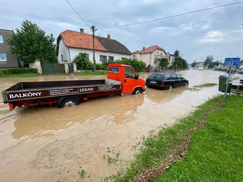FOTO: Na Záhorí voda zaplavila viaceré cesty, buďte opatrní