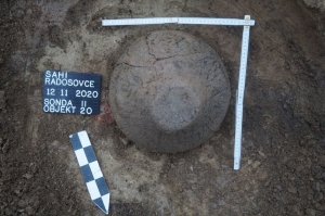 Keramická nádoba v mieste nálezu. (zdroj: SAHI, o.z.)