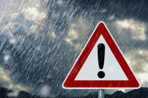 Varovanie: V nedeľu extrémne búrky a vylúčené nie je ani tornádo