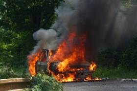 Požiar osobného auta medzi obcami Sobotište a Chvojnica.