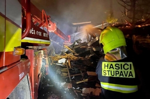 Pri požiari unimobuniek zasahovali aj hasiči zo Stupavy