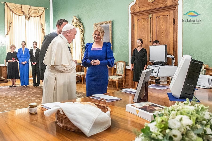 FOTO+VIDEO: Prezidentka privítala pápeža a odovzdala mu dary