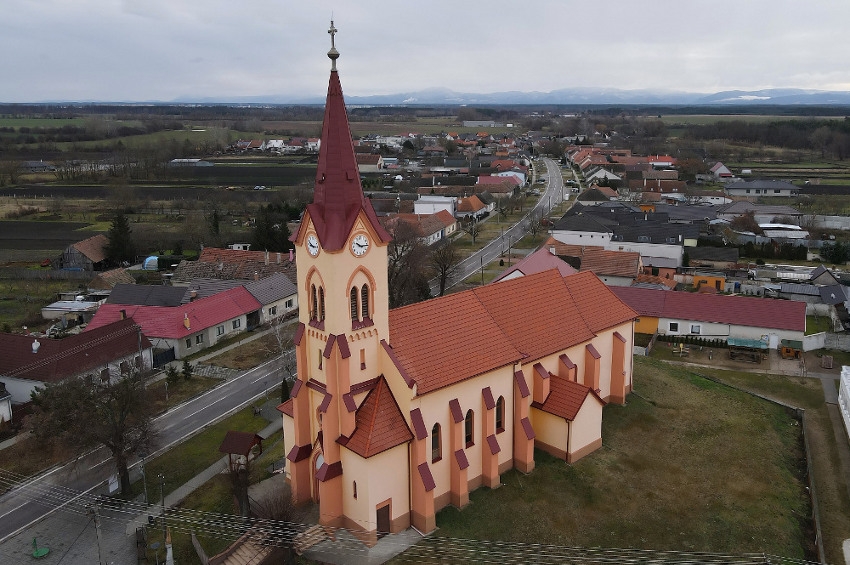 FOTO+VIDEO: Dominantou obce Jakubov je kostol sv. Filipa a sv. Jakuba zo 17. storočia