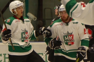 HK Skalica - HC Bratislava - hokejisti HK Skalica sa tešia po úvodnom góle stretnutia, ktorý strelil Dávid Okoličány.