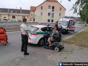 Skalickí policajti pomohli zdravotne ťažko postihnutej pani v Radošovciach