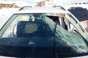 Uvoľnený ľad z návesu spôsobil vodičovi osobáku ťažké zranenia