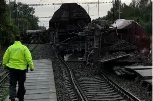 Na trati Veľké Leváre – Závod sa vykoľajil vlak, doprava je prerušená