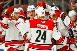 Michal Čajkovský (vpravo) sa teší so svojimi spoluhráčmi s Charlotte Checker po presnom zásahu do siete Providence Bruins.