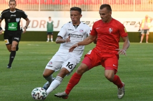Hráč FK Senica Marko Totka (v bielom) v súboji o loptu s bývalým hráčom Záhorákov v drese ŠKF Sereď Adamom Morongom.