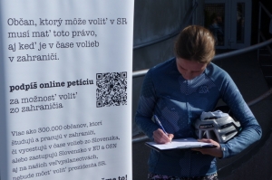 FOTO: V Kútoch sa opakuje situácia z prvého kola, voliť prichádzajú  organizovane z Čiech