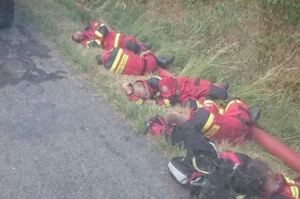 Vyčerpaní hasiči oddychujú po nočnej snahe o lokalizáciu požiaru  