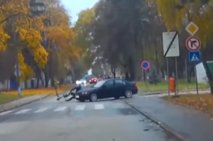 VIDEO: Nehodu kolobežkára s BMW v Senici zachytila kamera
