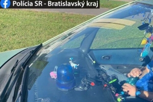 Seničan so zákazom šoférovania upozornil na seba modrým majákom na aute