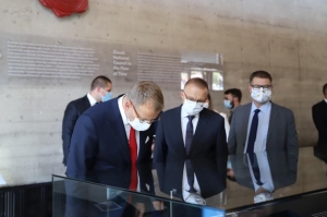 Predseda NR SR Boris Kollár (vľavo) a podpredseda NR SR Milan Laurenčík (v strede) počas návštevy Múzea Slovenských národných rád v Myjave.