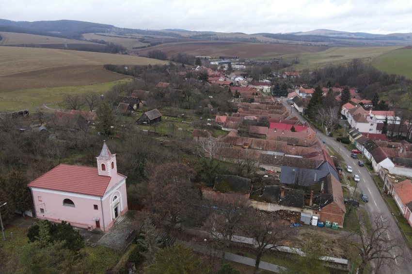 Kostol sv. Martina z Tours v obci Koválovec.- január 2021