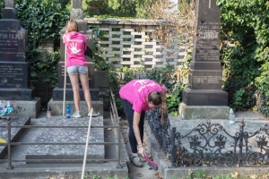 Študenti čistili hroby známych osobností na senickom cintoríne