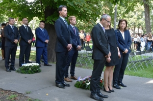 Pri pamätníku Obetiam holokaustu v sereďskom Zámockom parku  7.9.2018 / fotky - zdroj: facebook.com/TrnavskyKraj/ a snm.sk