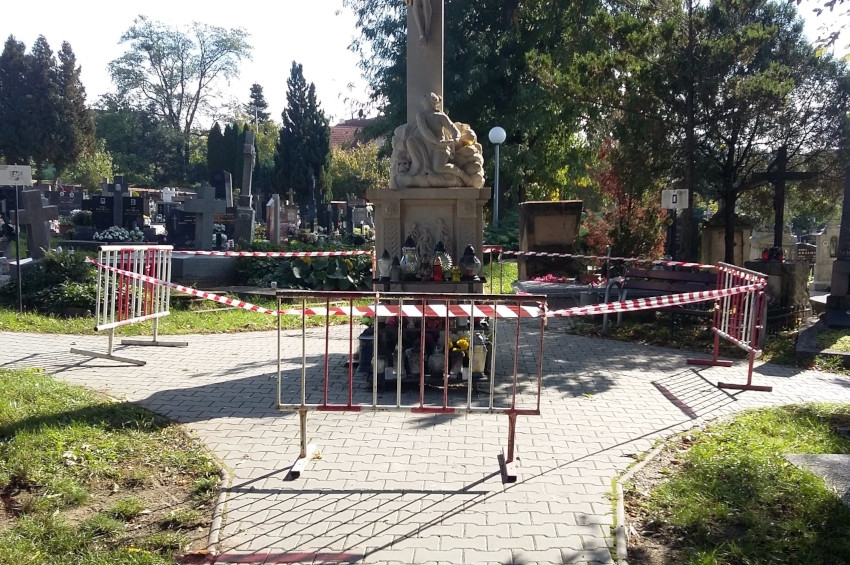V Stupave je na cintoríne poškodený centrálny kríž