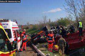 VIDEO: Kamionistu po nehode na diaľnici D2 ratovala vrtuľníková záchranka