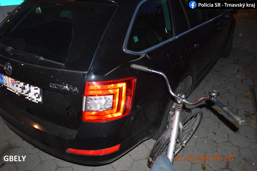 Cyklistka v Gbeloch narazila na kruháči do auta