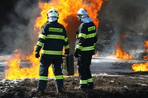 HaZZ: Hasiči zasahujú pri požiari elektrického rušňa na stanici v obci Závod