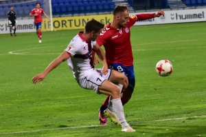 Alan Kováč (v červenom) v súboji s Borisom Záhumenským.