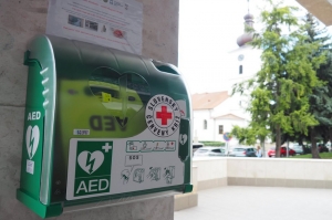 VIDEO resuscitácia s AED:  V Senici je jeden automatický defibrilátor na stĺpe domu kultúry a druhý u mestskej polícii