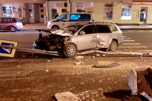 Nehoda osobného auta v Stupave na Hlavnej ulici.