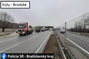 Autodopravcovia štrajkujú aj zablokovaním hraničného priechodu Kúty-Brodské