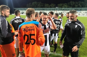 Radosť futbalistov Spartaka Myjava po víťaznom stretnutí s FC Nitra 2:1.
